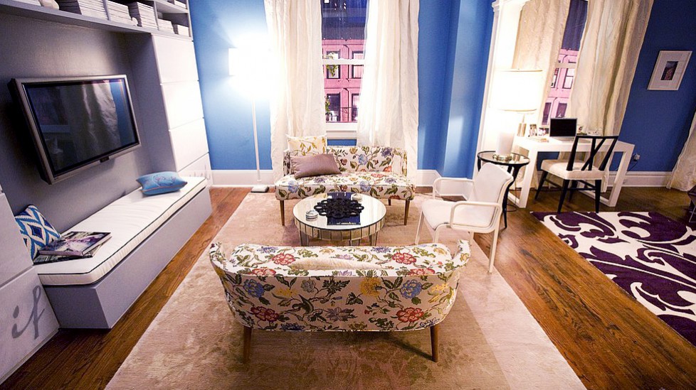 Carrie Bradshaw's Sex and the City Apartment makeover. Set Design Interior Design Inspiration
