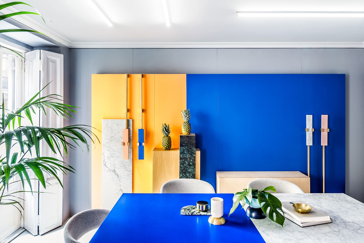 Masquespacios workspace, blue and yellow