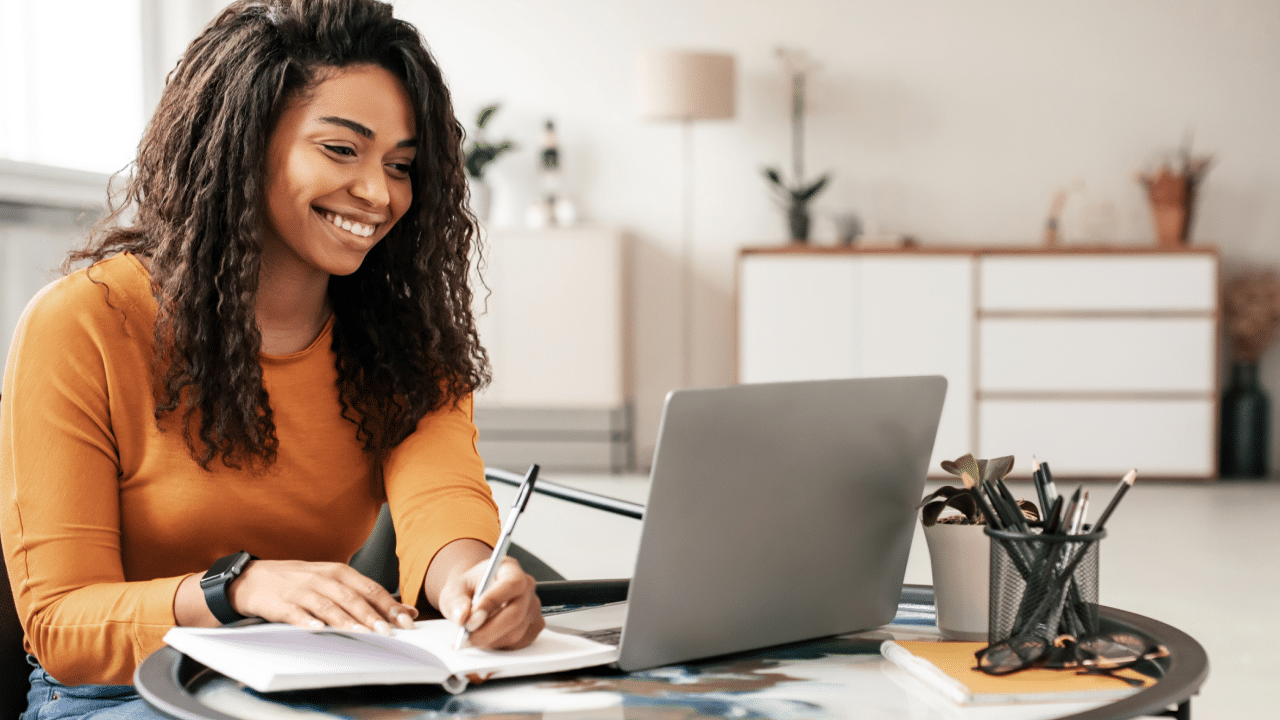 How to Become an Interior Designer in 15 Practical Steps
