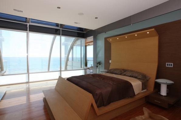 Samantha's Malibu beach house bedroom in the sex and the city film. set design Interior design ideas 