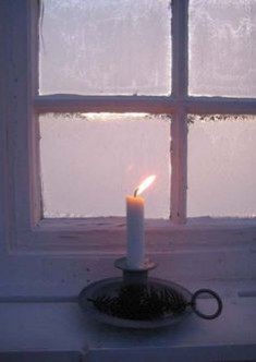 This month's Christmas inspired theme of the month explores the themes of candlelight: image via: www.huldals.blogspot.com